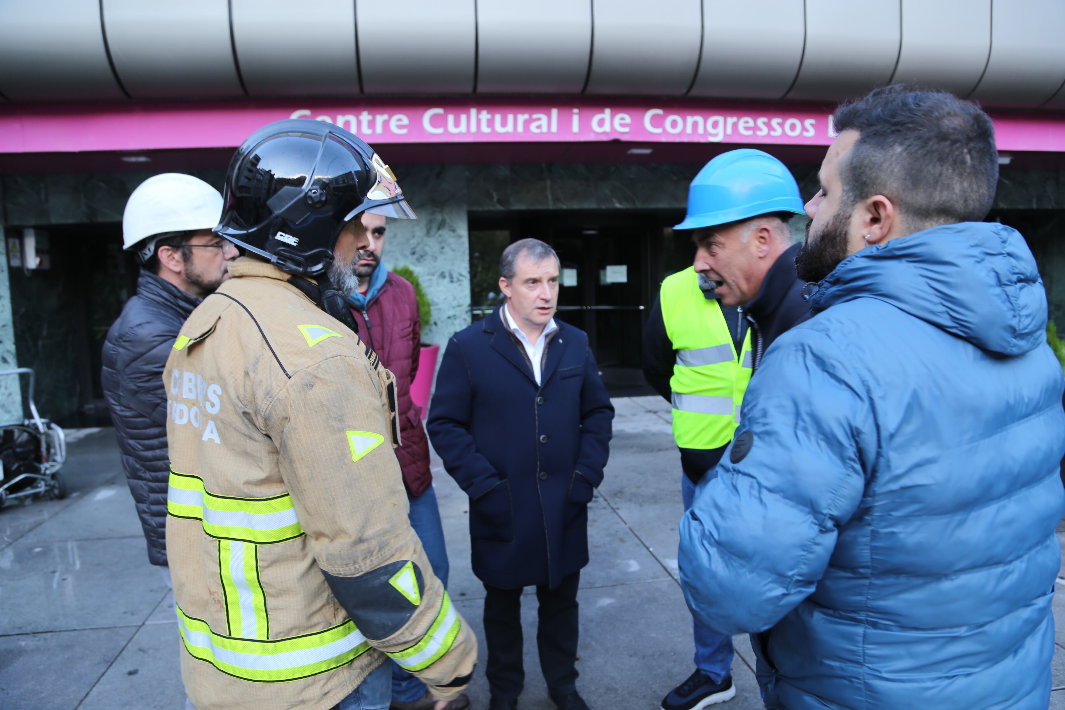 El cònsol major de Sant Julià, Josep Majoral, valora la situació amb els bombers just després de sufocar-se l&#039;incendi al Centre cultural lauredià.