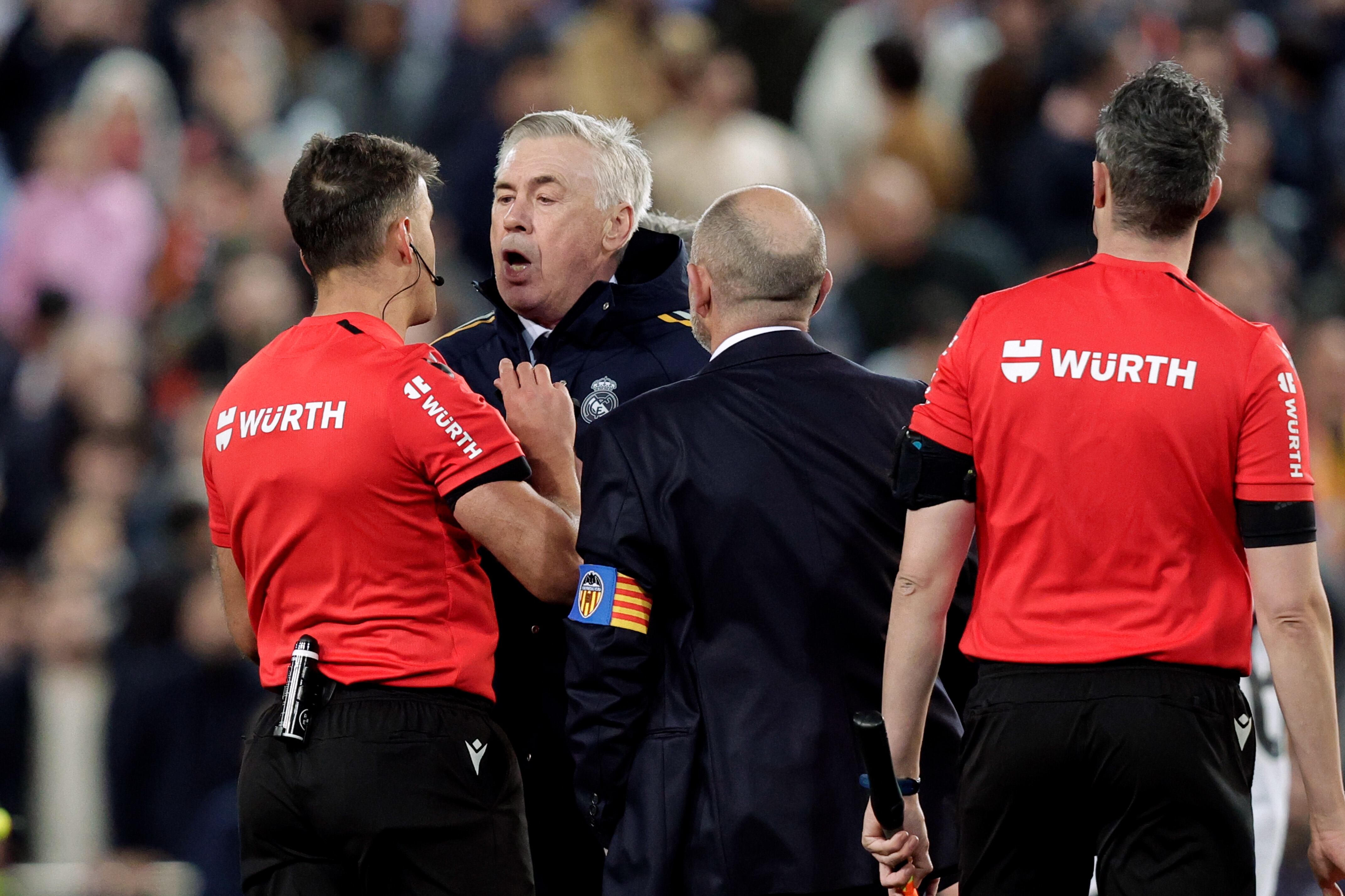 Carlo Ancelotti protesta una decisión a Gil Manzano durate el Valencia - Real Madrid de Mestalla (Photo by David S. Bustamante/Soccrates/Getty Images)