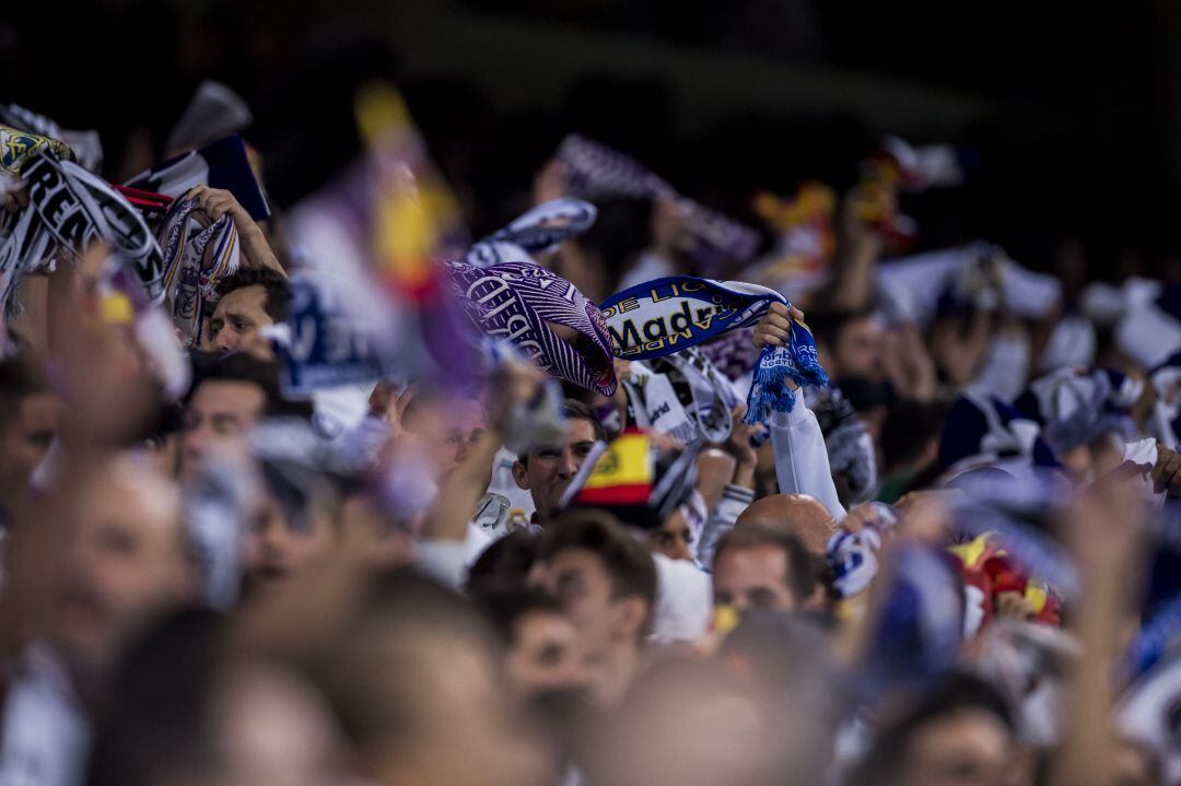 Aficionados del Real Madrid, en el Santiago Bernabéu.