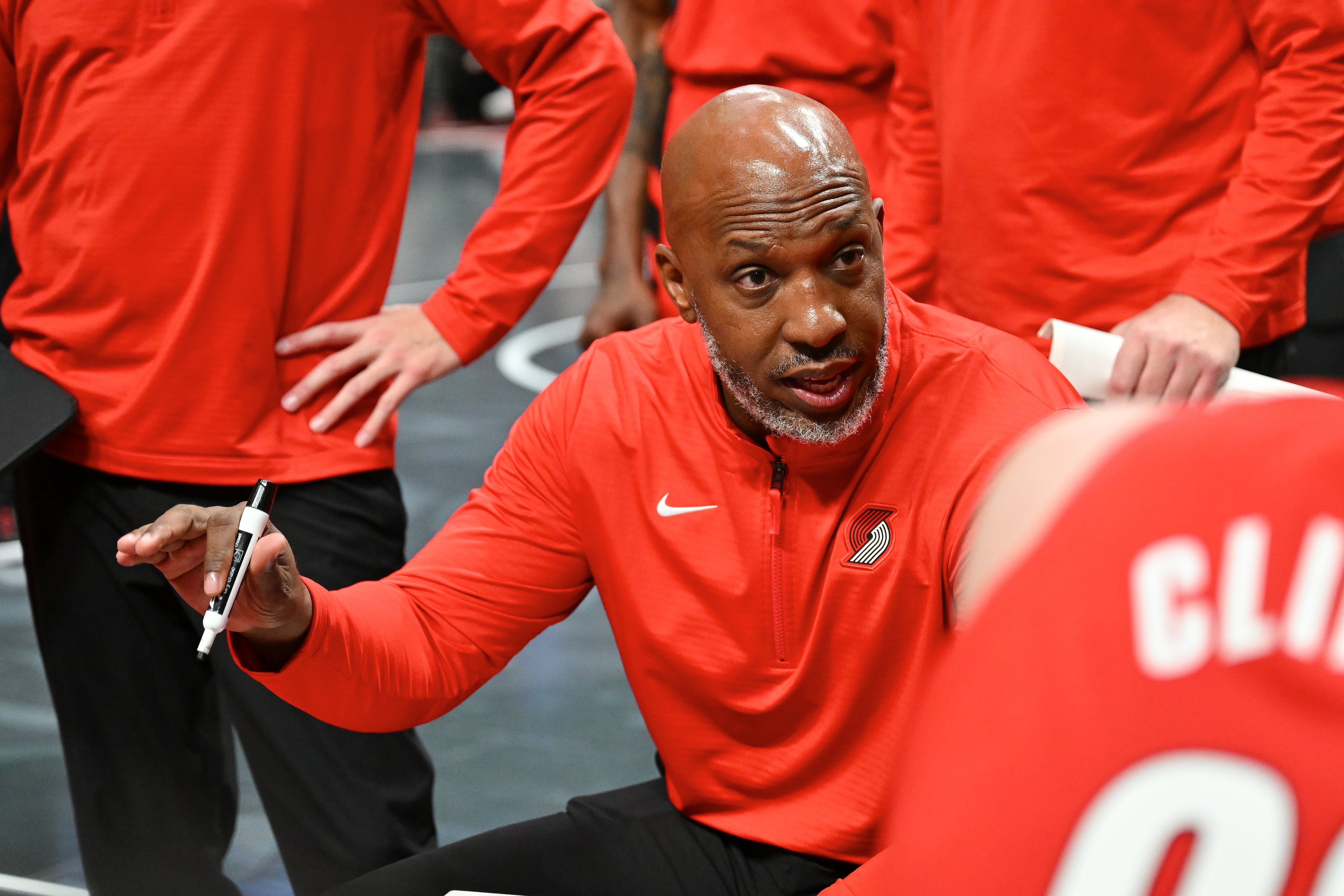 Chauncey Billups dirige un partido con Portland Trail Blazers