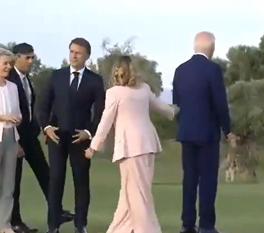 Giorgia Meloni en el momento en el que &#039;rescata&#039; a Biden en la cumbre del G7