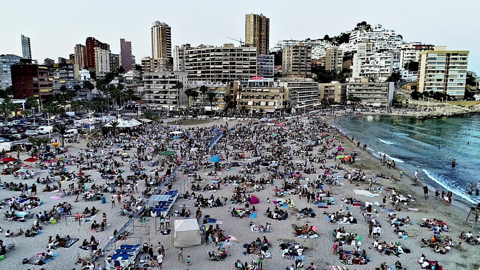 La Cala de Finestrat preparada para una noche de San Juan