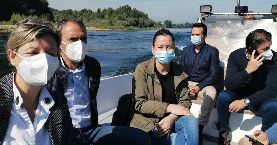 Enrique Cabaleiro, alcalde de Tui (segundo por la izquierda), y Marta Valcárcel, alcaldesa de Salvaterra (centro), realizando el viaje de pruebas por el río Miño.