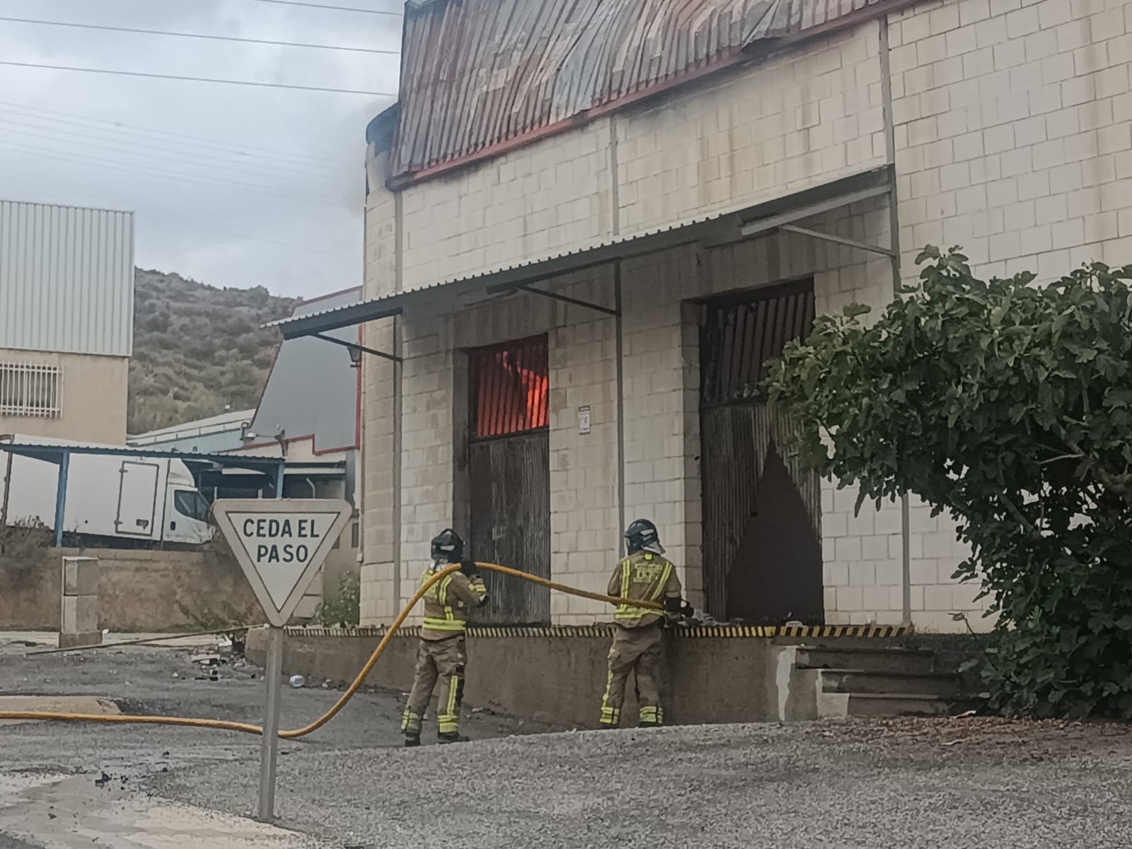 Bomberos trabajan en la extinción de un incendio en una empresa de patatas del polígono SapreLorca