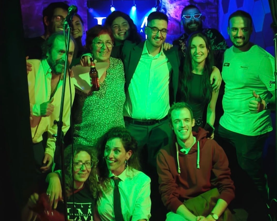 Detrás de la iniciativa de 'El micro colgao' está la asociación cultural La Morralla.