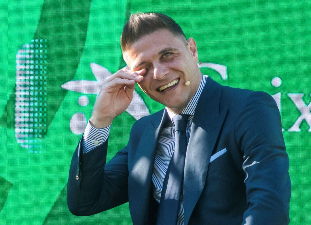 Joaquín, emocionado en su renovación