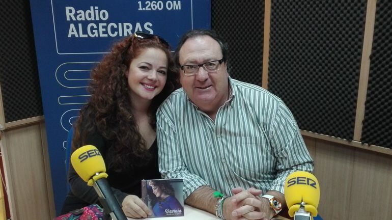 La cantante Davinia durante su entrevista en Hoy por Hoy.