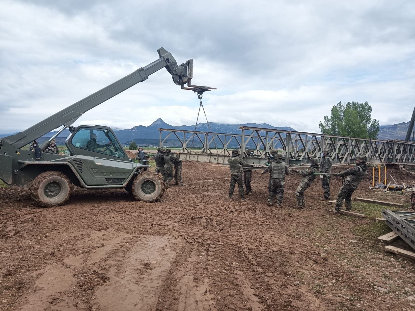 Fotografía publicada en el X del Ministerio de Defensa, de un puente tipo Baley empleados por el ejército en numerosas ocasiones de apoyo a la población civil dada la rapidez con la que pueden instalarse y sus capacidades, ya que permiten el paso de vehículos de hasta 80 toneladas. El Ministerio de Defensa ha encomendado al Mando de Ingenieros del Ejército de Tierra la instalación de un puente provisional en Aldea del Fresno tras el paso de la DANA que ha derribado tres de estas infraestructuras en la localidad madrileña. El puente provisional tipo Bailey se ubicará en la carretera M-507, a la altura de Aldea del Fresno, que  ha sufrido de manera virulenta los efectos de la DANA. EFE/Ministerio de Defensa -SOLO USO EDITORIAL/SOLO DISPONIBLE PARA ILUSTRAR LA NOTICIA QUE ACOMPAÑA (CRÉDITO OBLIGATORIO)-