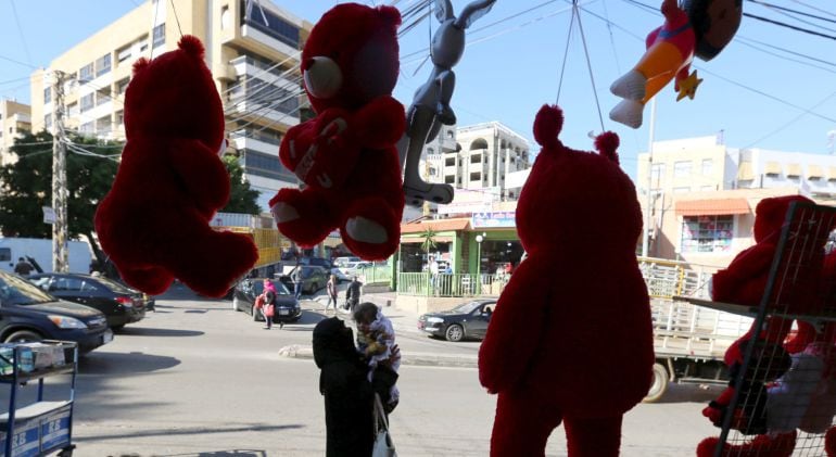 Una mujer pasea junto a unos osos de peluche en Beirut. 