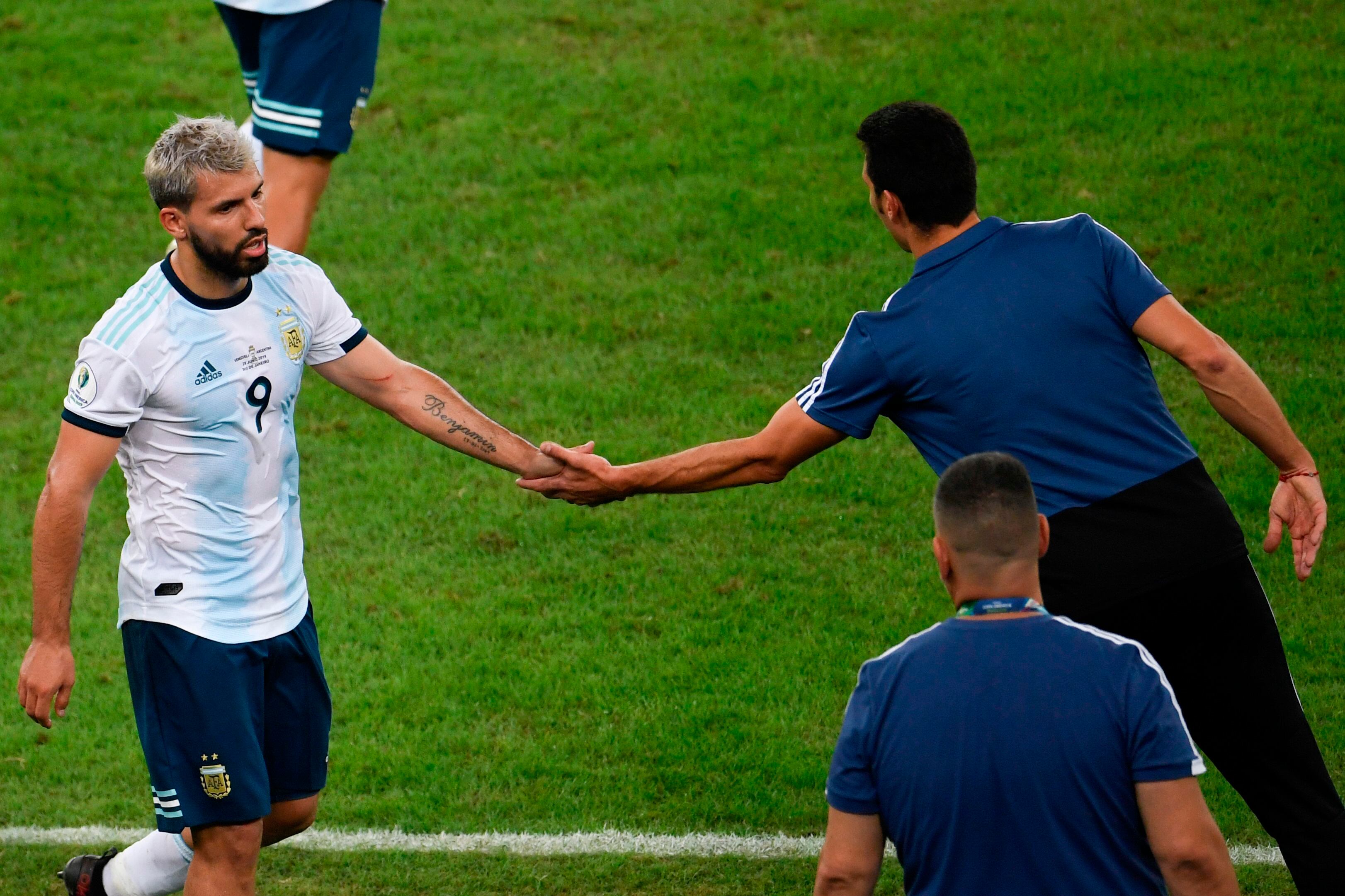 Sergio Agüero con Lionel Scaloni durante un partido con la selección argentina