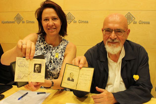 L'alcaldessa, Marta Madrenas, i Josep Huguet de la Fundació Josep Irla amb alguns dels carnets de l'exalcalde de Pere Cerezo.