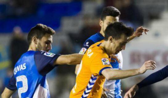 Lanza luchando por un balón rodeado de rivales.