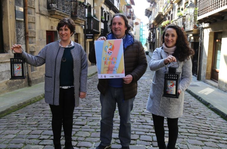 La delegada de Euskera, Arantxa Berrotaran, junto a otros responsables de la iniciativa. 