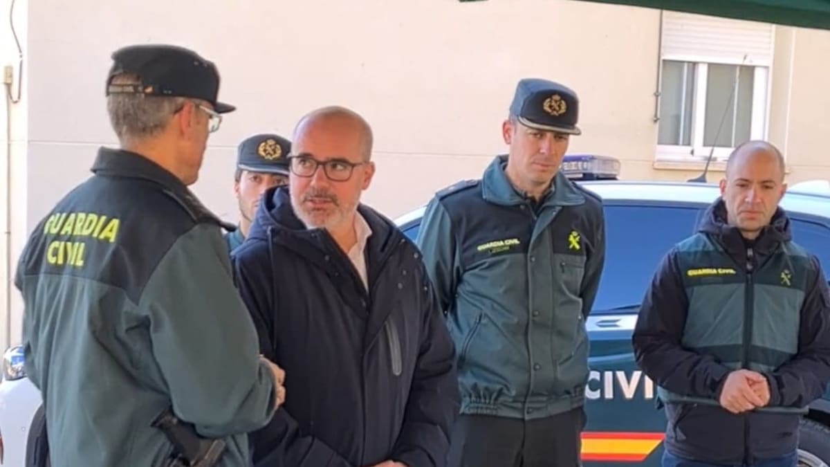 Francisco Martín, delegado de Gobierno en Madrid, destaca la labor del Equipo ROCA durante su visita al cuartel de la Guardia Civil en El Molar