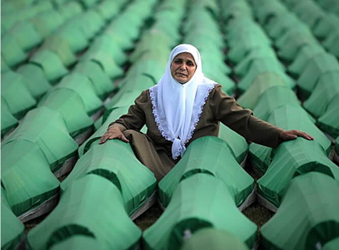 Una mujer llora junto a los ataúdes en Srebrenica