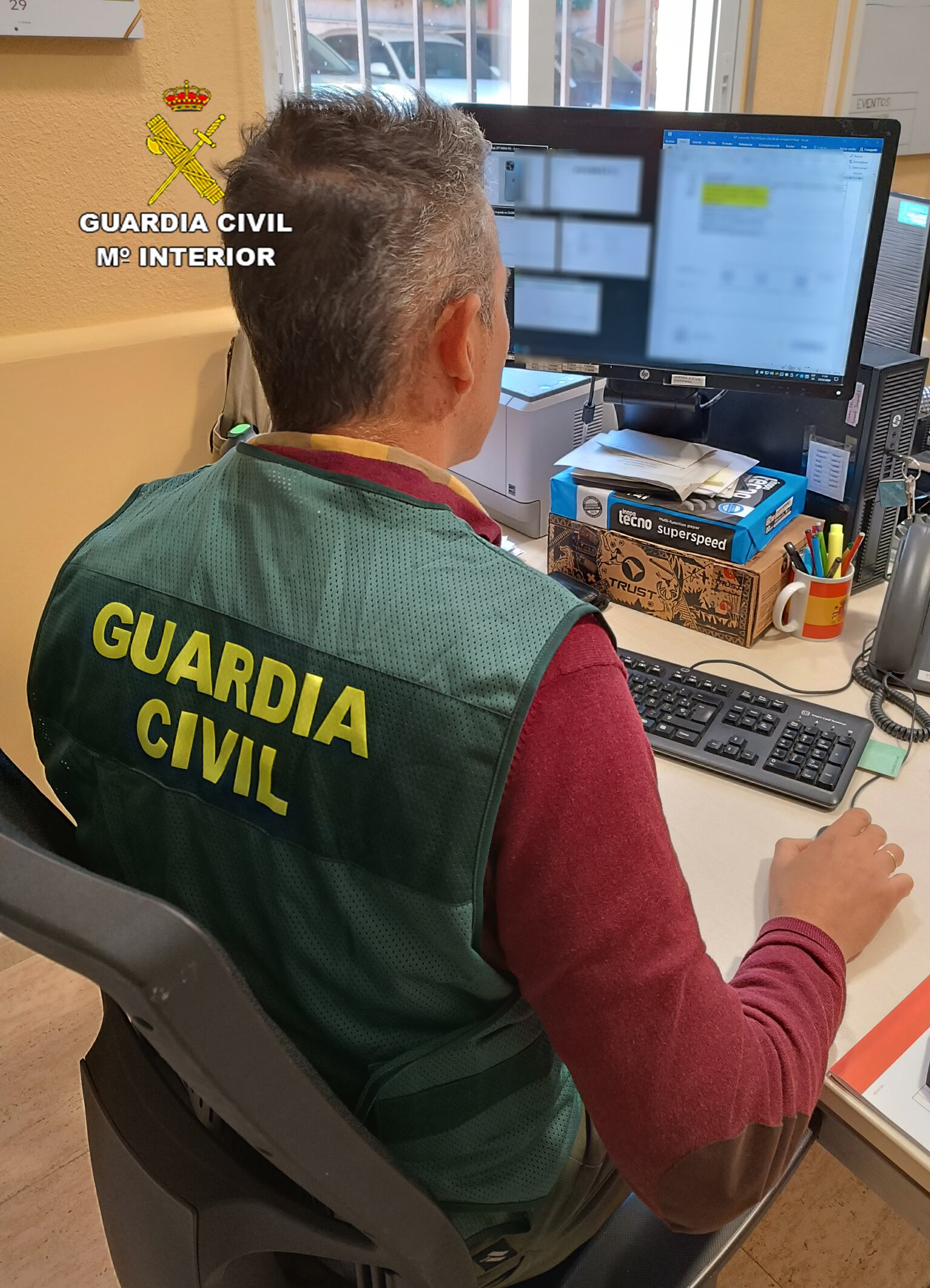 Un agente de la Guardia Civil en el desarrollo de la operación &quot;Talking&quot;