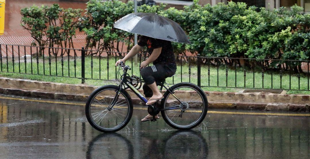 Una fuerte tromba de agua que ha dejado cerca de 20 litros por metro cuadrado en una hora ha caído a primeras horas de la mañana en la ciudad de Valencia. Aemet mantiene la alerta naranja por fuertes precipitaciones en prácticamente toda la Comunitat