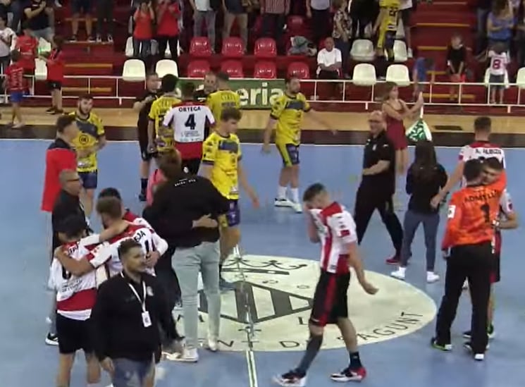 Los amarillos felicitaron a Puerto Sagunto al término del encuentro