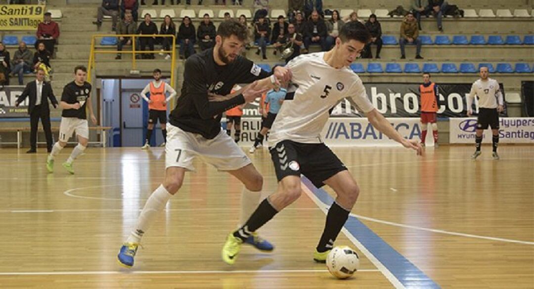 Zequi, autor de un gol, pelea un balón con Ballano en el partido de hoy