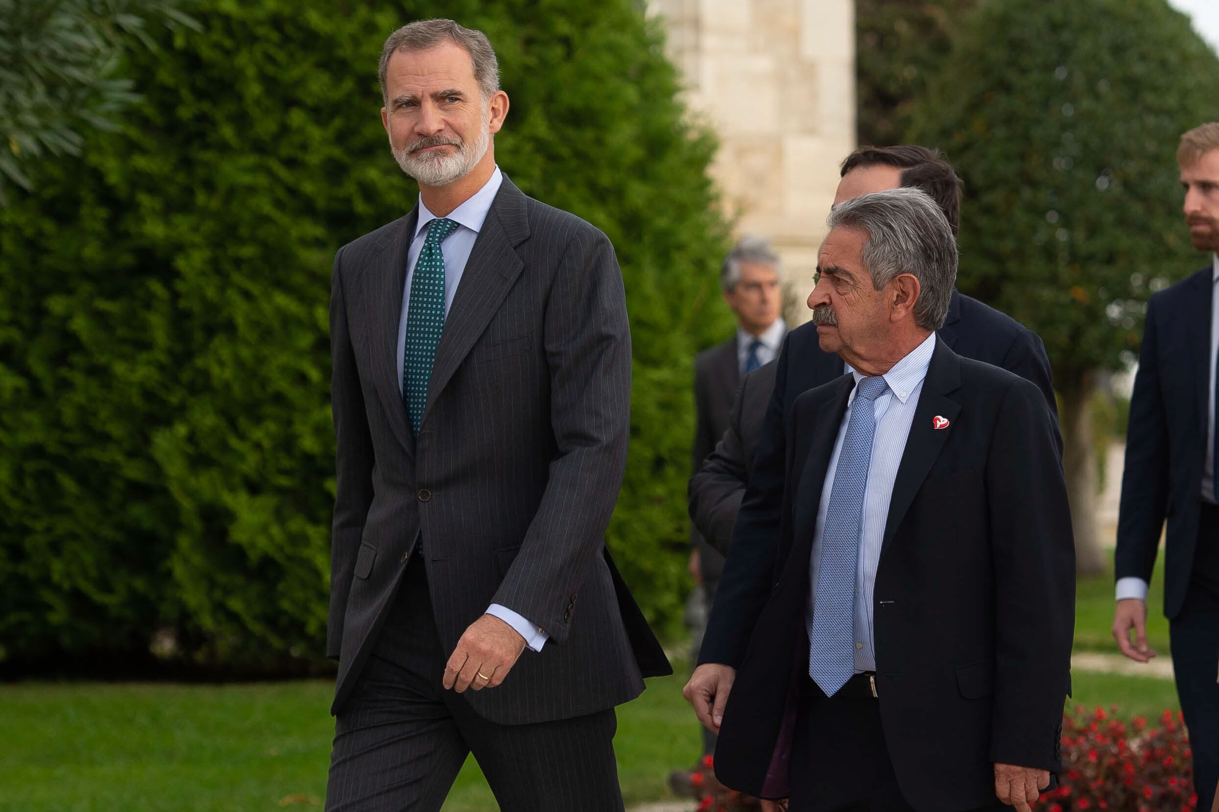 El rey Felipe VI (i) junto al presidente de Cantabria, Miguel Ángel Revilla (d) a su llegada a la jornada inaugural del Global Youth Leadership Forum este martes en el Palacio de la Magdalena de Santander.