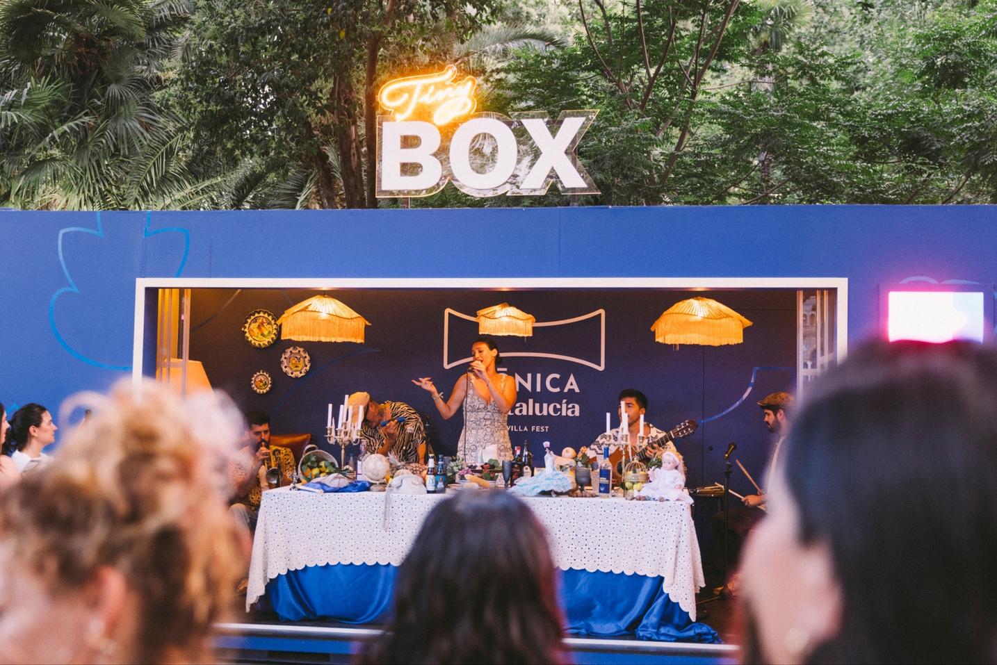 Desde las 17:00 y hasta las 21:00 horas, en la Alameda de Hércules, Icónica Santalucía Sevilla Fest abre su Tiny Box Solidaria para la recogida de juguetes