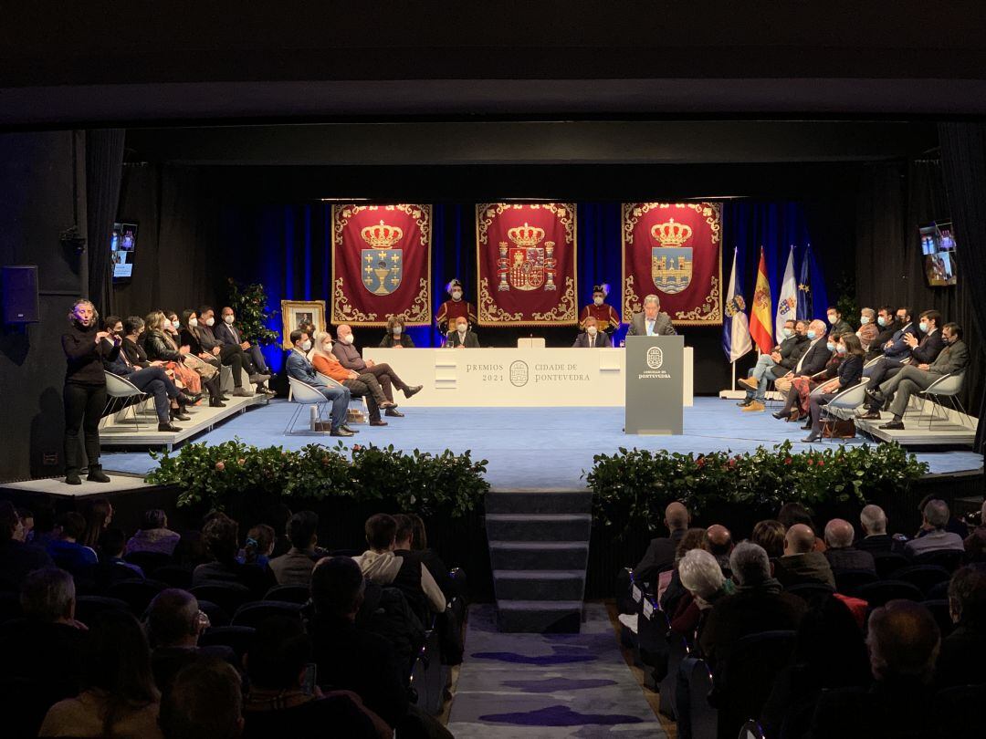 Pleno de Honor de San Sebastian en el Teatro Principal, con el acto de entrega de los Premios Cidade de Pontevedra