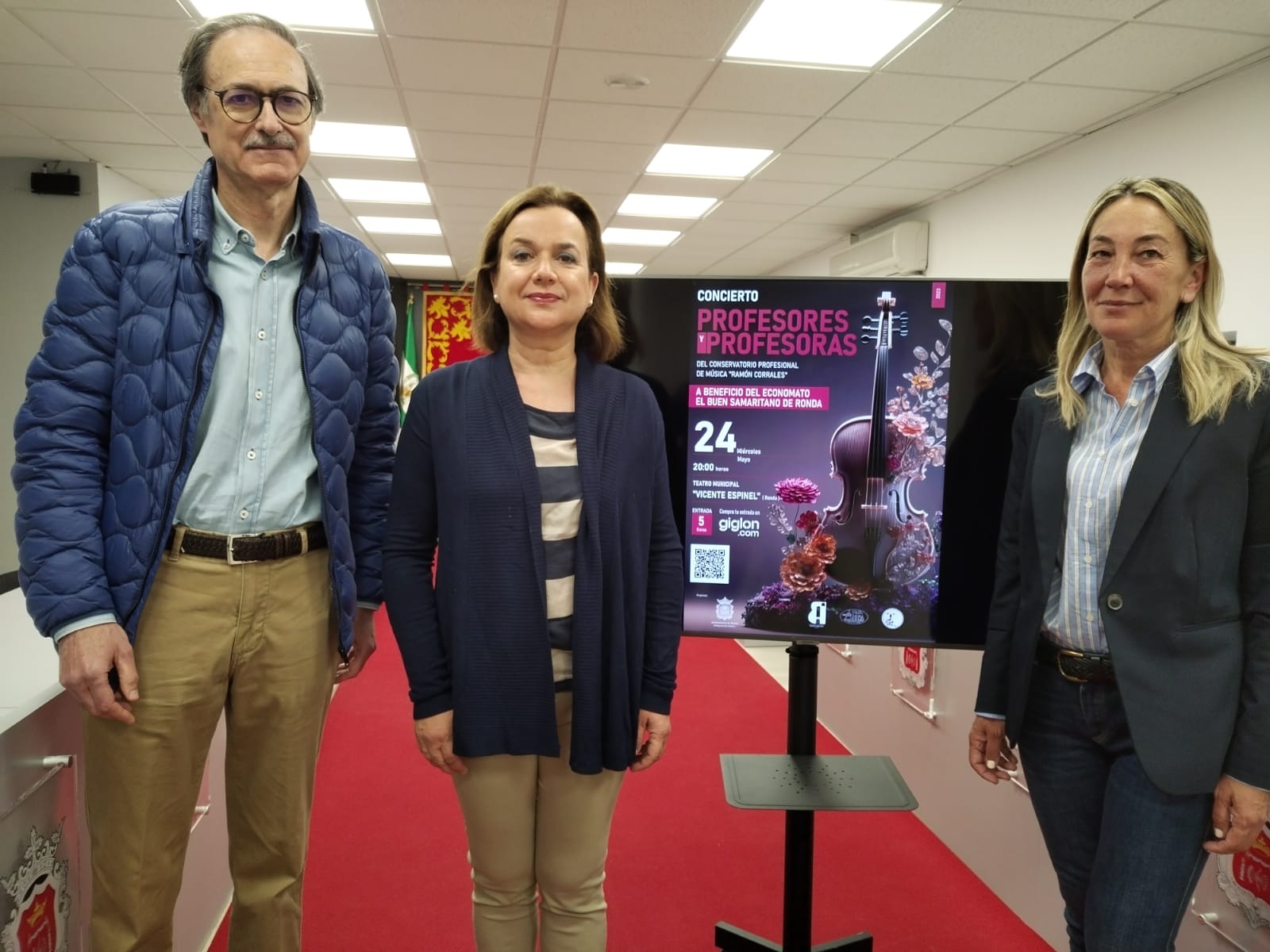 Margarita Pavía, directora del conservatorio, junto a Juan Alcalá de la asociación ‘El Buen Samaritano’ y Alicia López, Delegada de Cultura