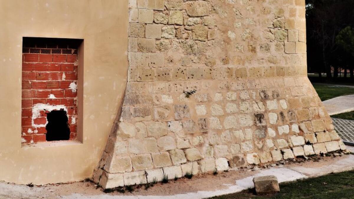 Guanyar denuncia un boquete en una ventana tapiada de la Torre Sarrió