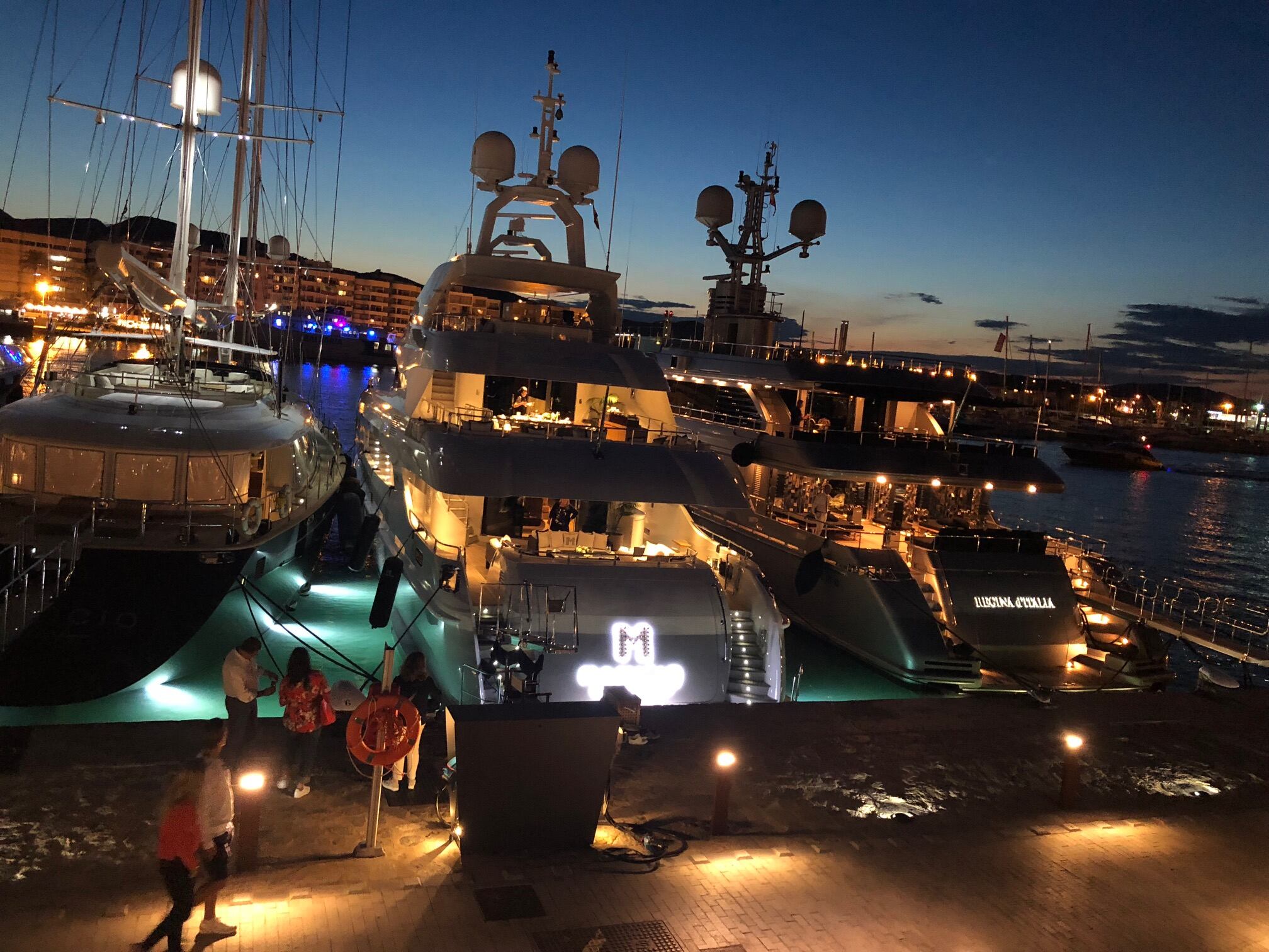 Yates en el puerto de Ibiza
