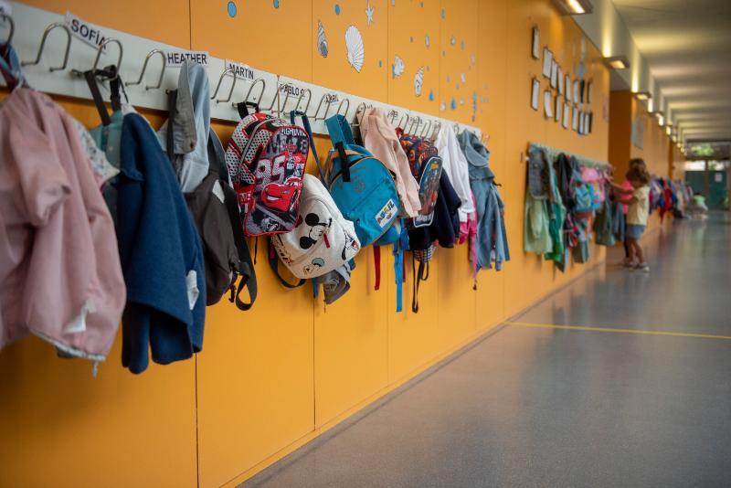 El perchero repleto de mochilas en un centro educativo.