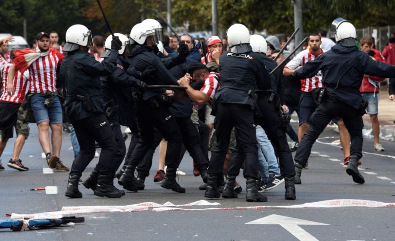 Aficionados del Sporting se enfrentaron con la policía en el último derbi asturiano.