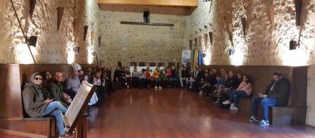 Grupo de turistas en la Sala Capitular del Castillo Calatravo