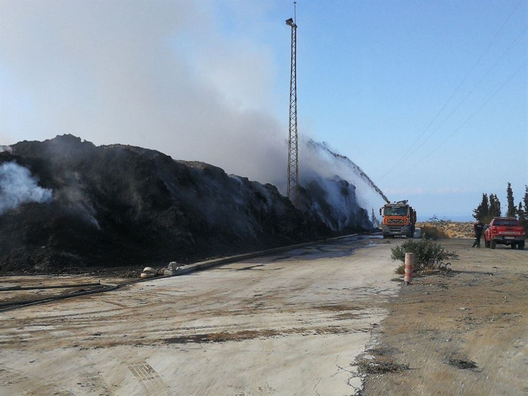 Los Bomberos intentan sofocar el incendio producido en la planta de reciclaje de Motril