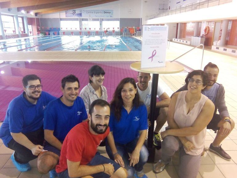 El Centro Deportivo Dénia se sumaba al Día Mundial Contra el Cáncer de Mama tiñiendo de rosa su piscina pequeña. 