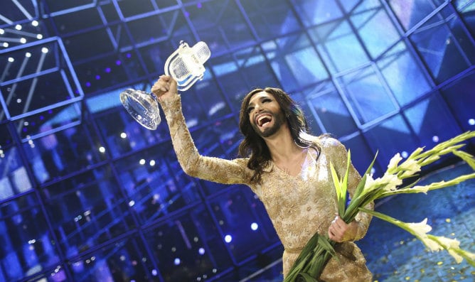 Conchita Wurst con el trofeo de ganadora de Eurovisión 2014