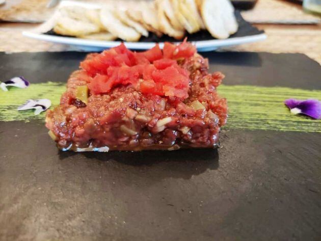 Steak tartar con tomate curado