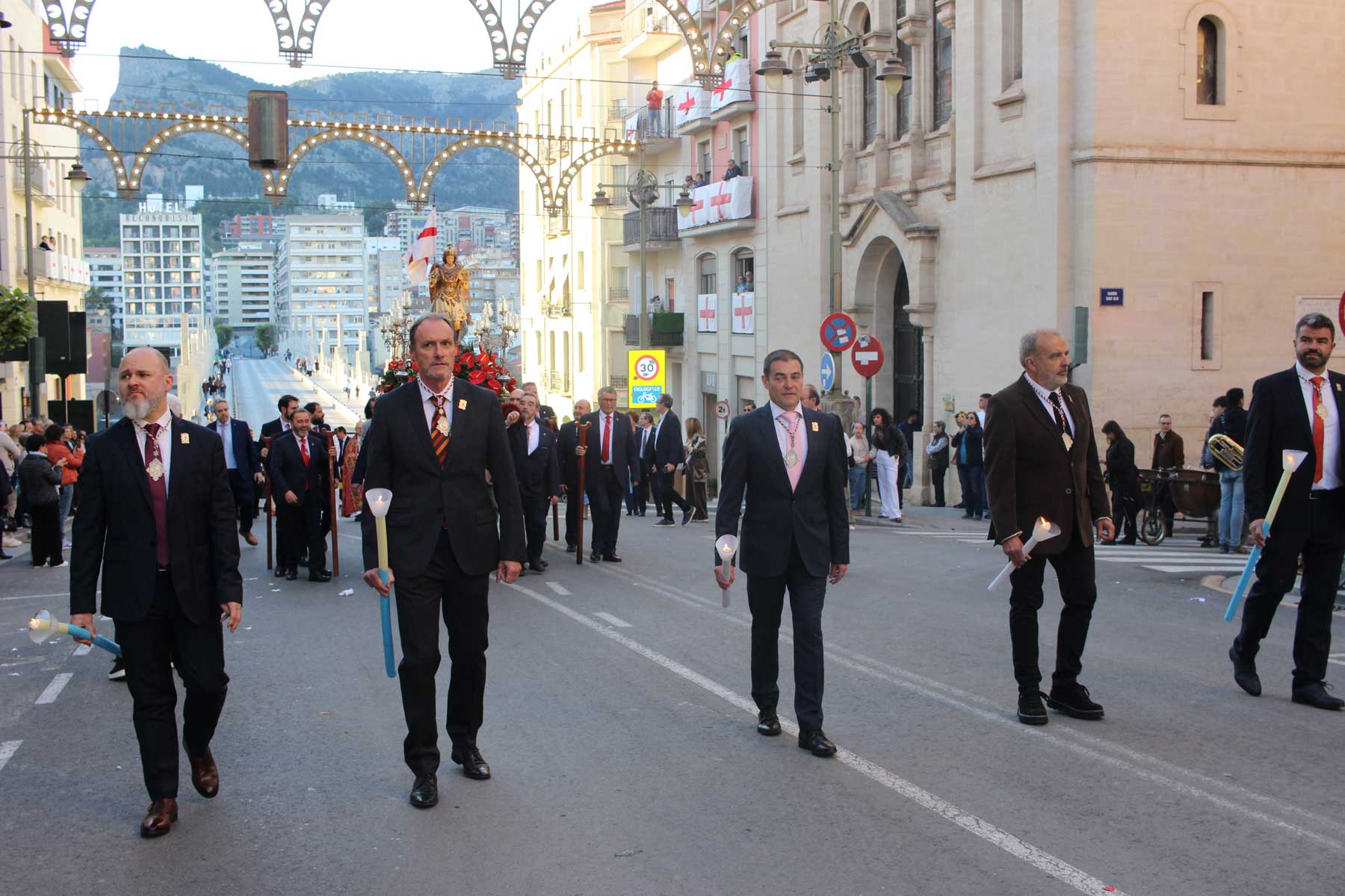 La junta directiva de la Asociación, con el presidente Paco García al frente y a su lado el concejal de Fiestas, Jordi Martínez