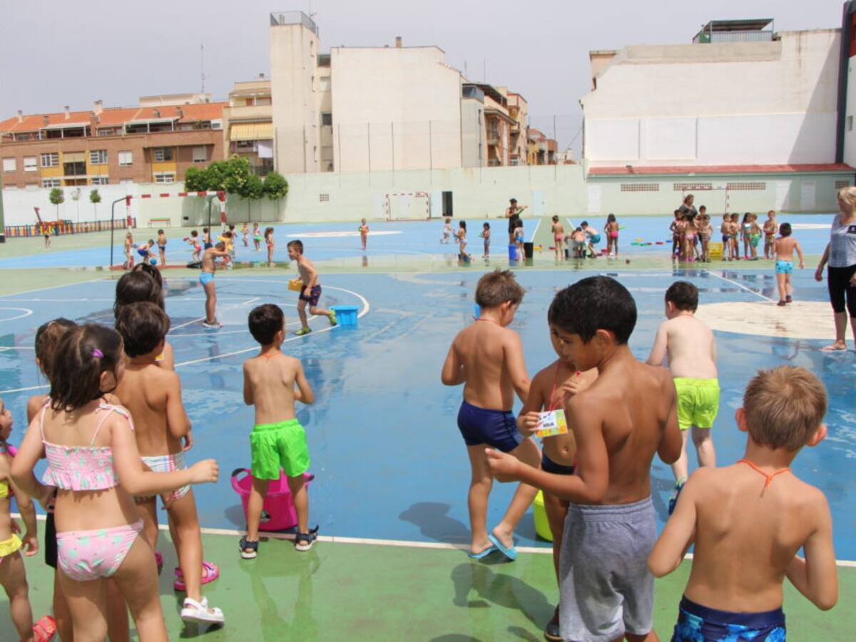 Los escolares de Villena despiden el curso “al agua”
