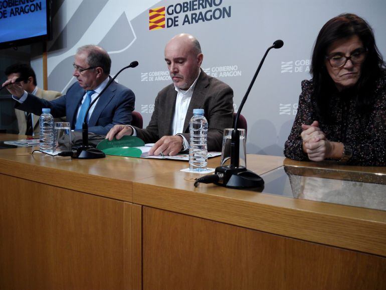 El consejero de Hacienda, Fernando Gimeno, junto a los representantes de los sindicatos firmantes del acuerdo