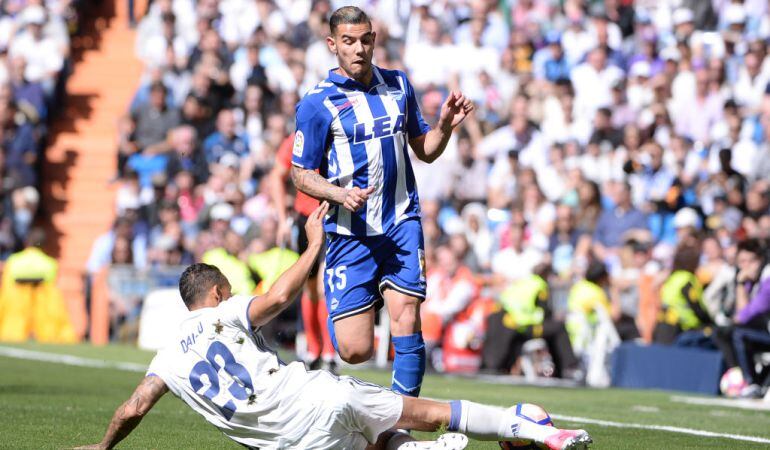 Theo durante un partido contra el que será su equipo la temporada próxima