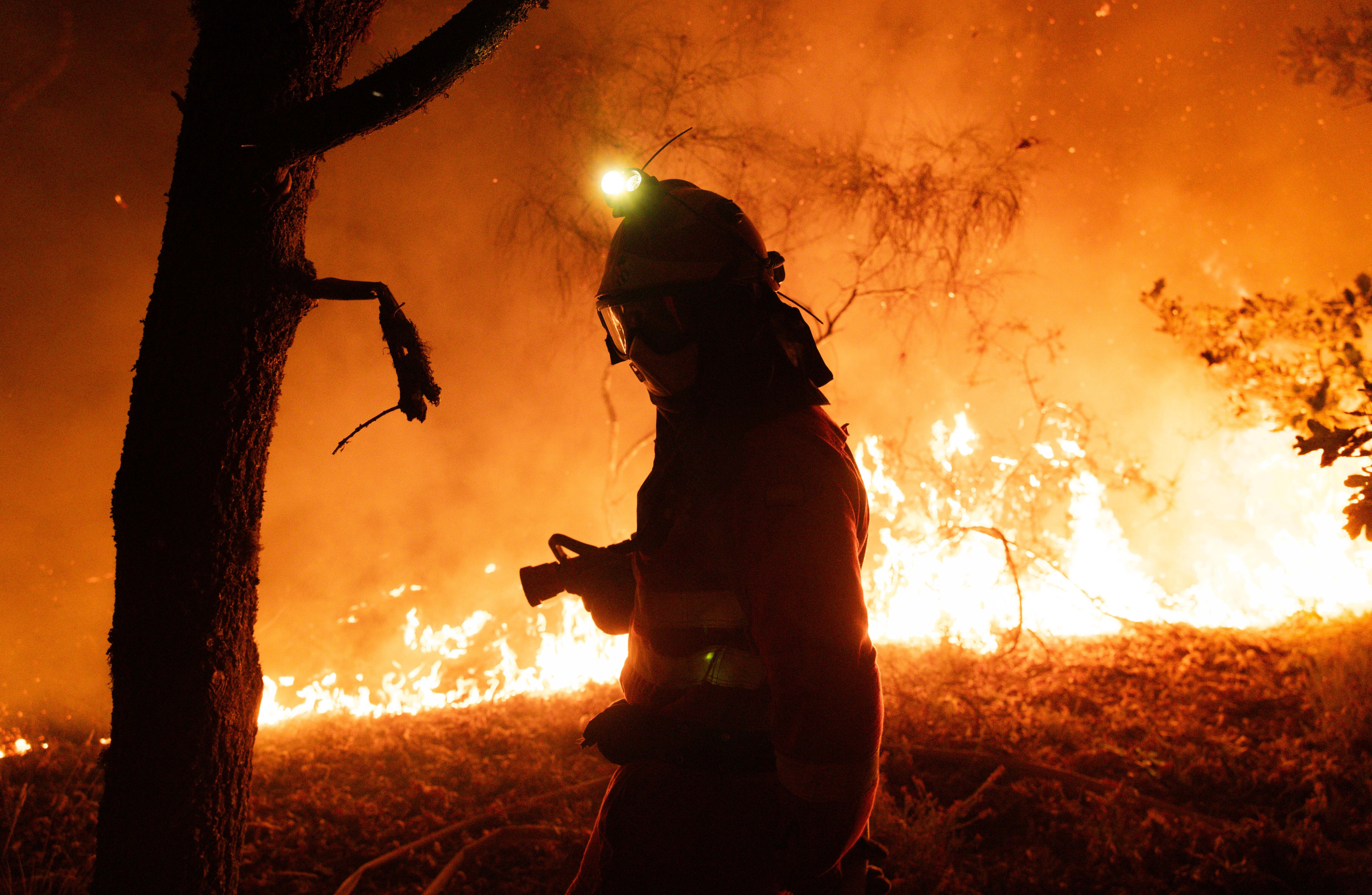Lucha contra el fuego en el incendio que calcina Oímbra (Ourense).