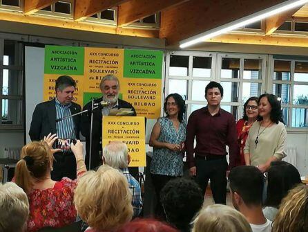 Imagen de la entrega de premios, con miembros del jurado y ganadores del concurso