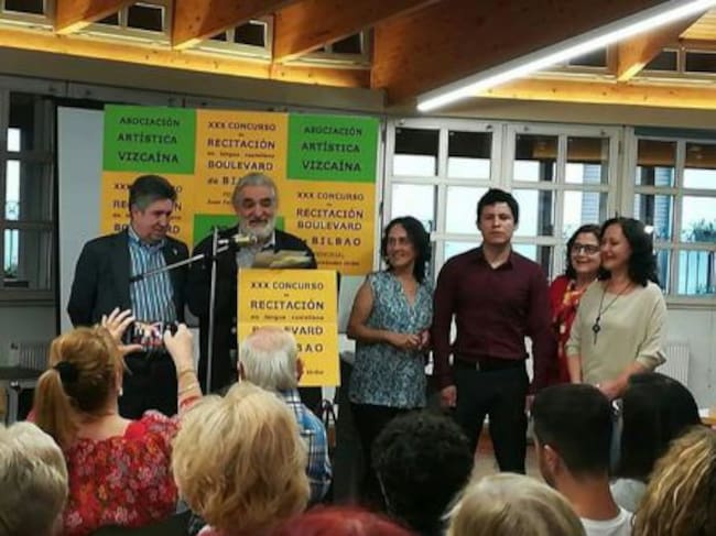 Imagen de la entrega de premios, con miembros del jurado y ganadores del concurso
