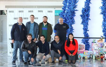 Algunos de los colaboradores de la campaña de juguetes, en un momento de la mañana, en Baleària Port.