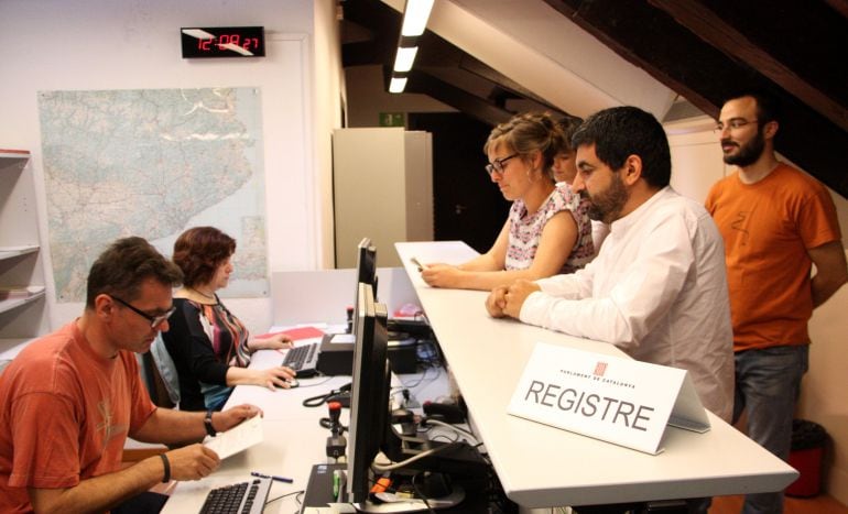 Los diputados de la CUP y de Junts pel Sí presentan en el registro del Parlament el proyecto de ley que regula la Agencia de Protección Social