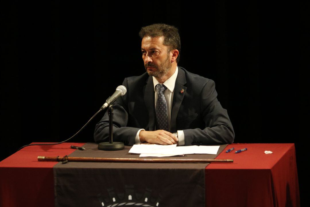 Pla mitjà de l'alcalde de Blanes, Àngel Canosa, presidint el plenari de constitució de l'Ajuntament