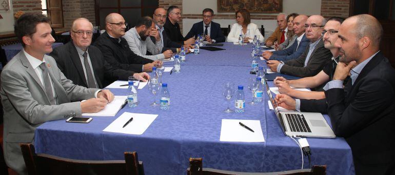 El director de la Federación Europea de Sitios Cluniacences, Christophe Voros (I), junto a representantes de patrimonio, políticos regionales y provinciales, en la presentación de los proyectos para Castilla y León de la Federación