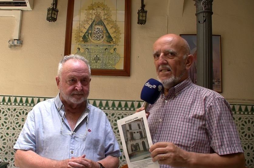 Fulgencio García, presidente de la Sociedad La Peña, atendiendo a este medio.