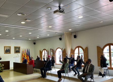 Concejales de PSOE y Unidas Podemos votando a Guerrero como primer edil