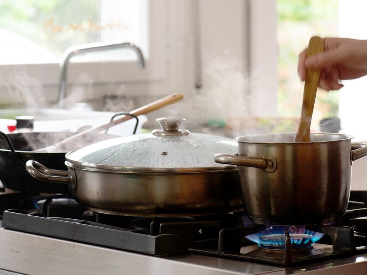 El Chef Pepe Valadés cocina para el comedor social de Mérida dentro de 'Social Kitchen'